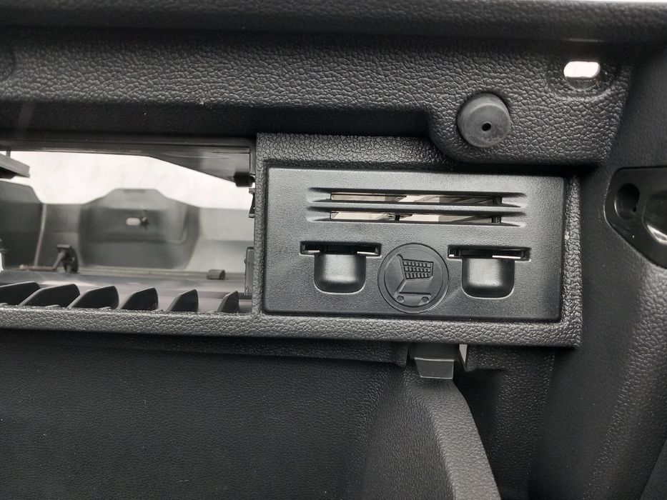 Porta luvas VOLKSWAGEN Polo (AW1)