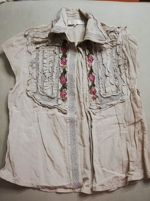 Camisa bege com pormenores