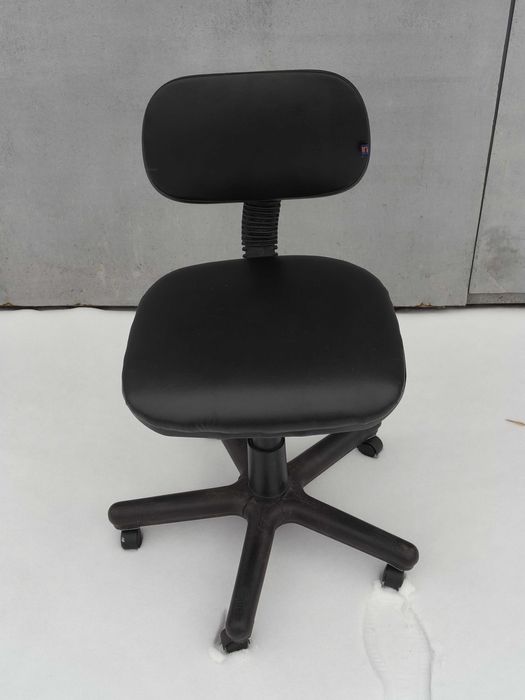 Маникюрное кресло (стул косметолога)