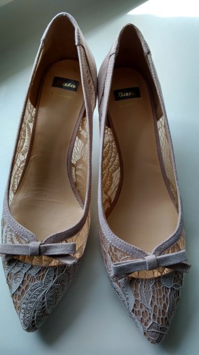 Koronkowe szpileczki Bata beżowe rozm.39