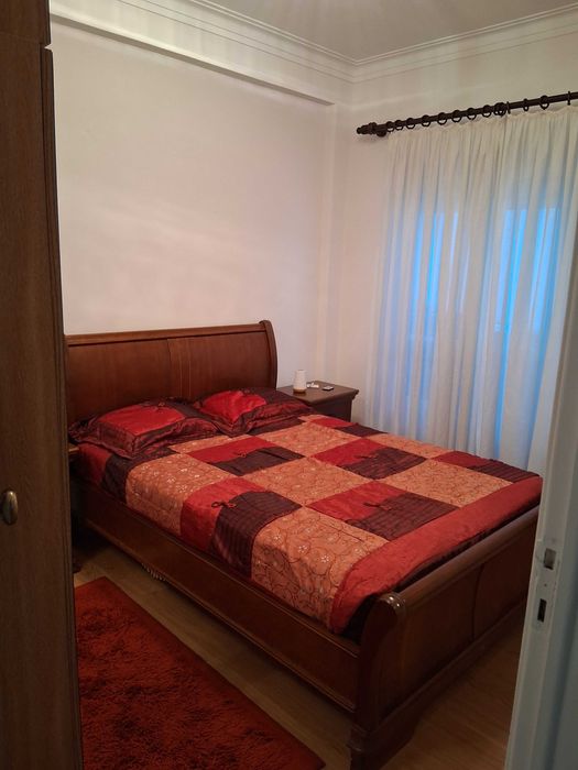 Quarto em Cerejeira e sofás em pele