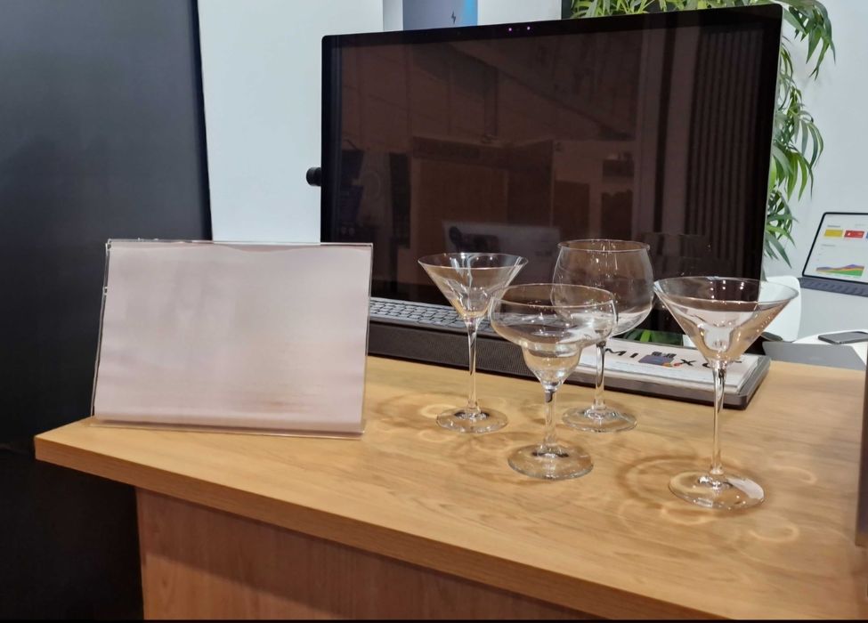 2 Bares de madeira com rodas! Bancada para cocktails e eventos