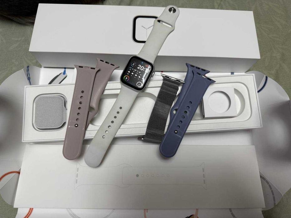 Смарт-часы Apple Watch Series 4 40mm Silver Aluminium Case with White