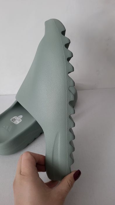 Продам тапочки Adidas yeezy slide