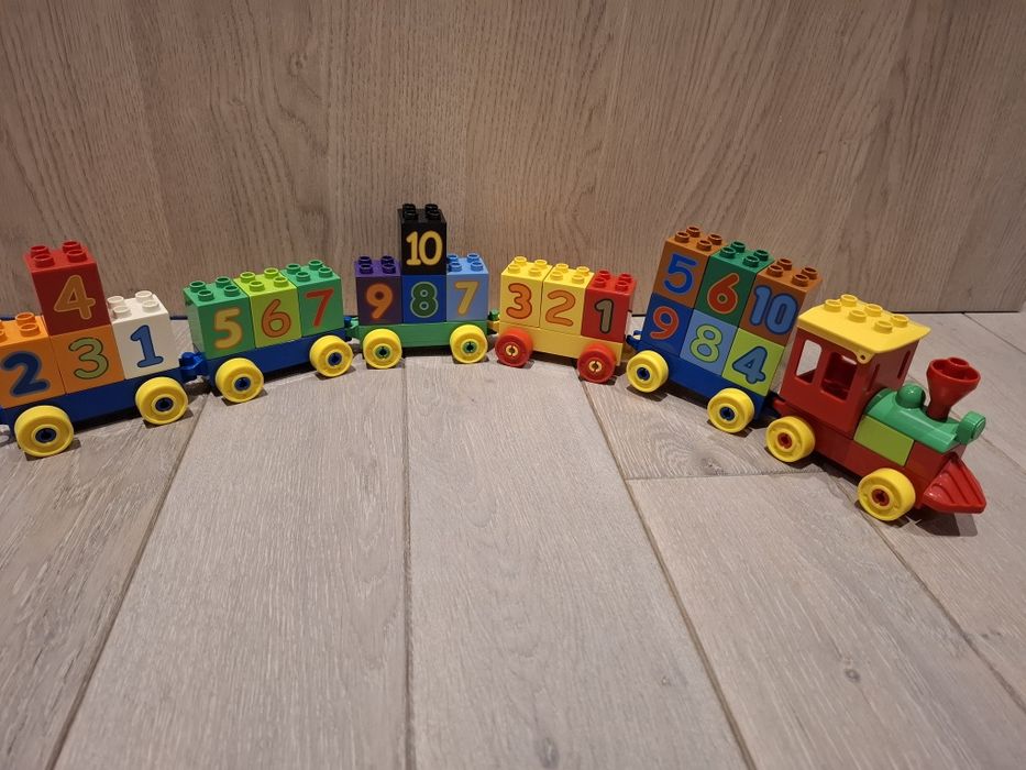 Zestaw lego duplo pociąg  z 20  cyferkami.