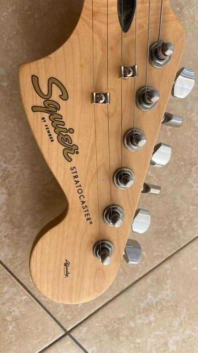 Guitarra Elétrica Fender Squier Stratocaster + Amplificador - Como Nova