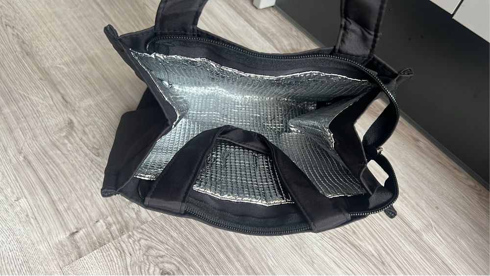 torba termiczna na lunch ma wymiary 23x19x13 cm,
