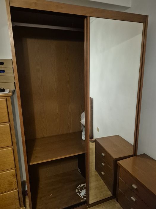 Quarto completo em madeira: Roupeiro, cama, secretária, estante e mesa de cabeceira