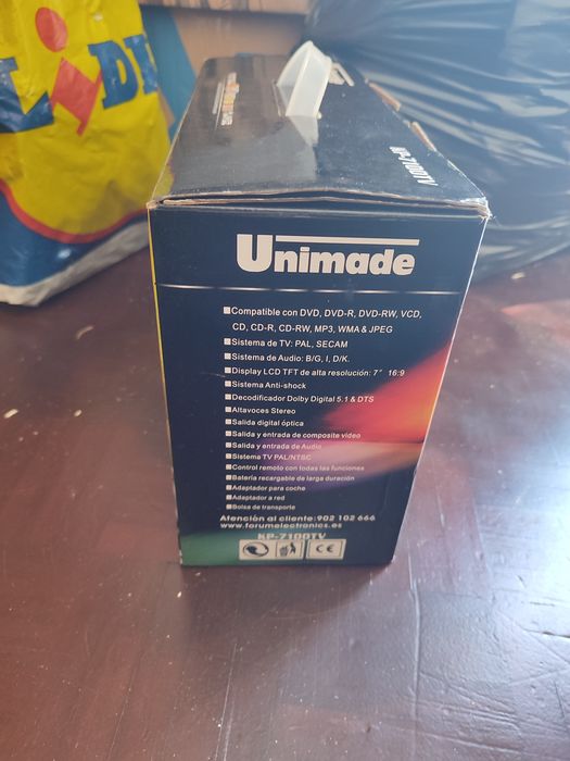 DVD portátil com televisão.