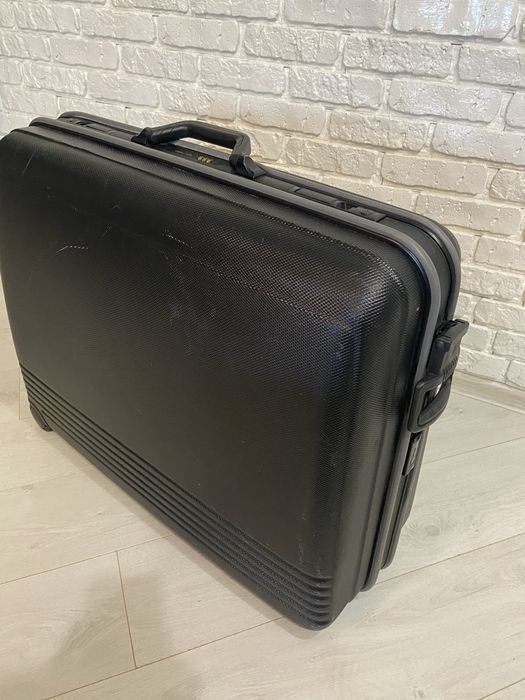 Пластиковый чемодан на колёсах