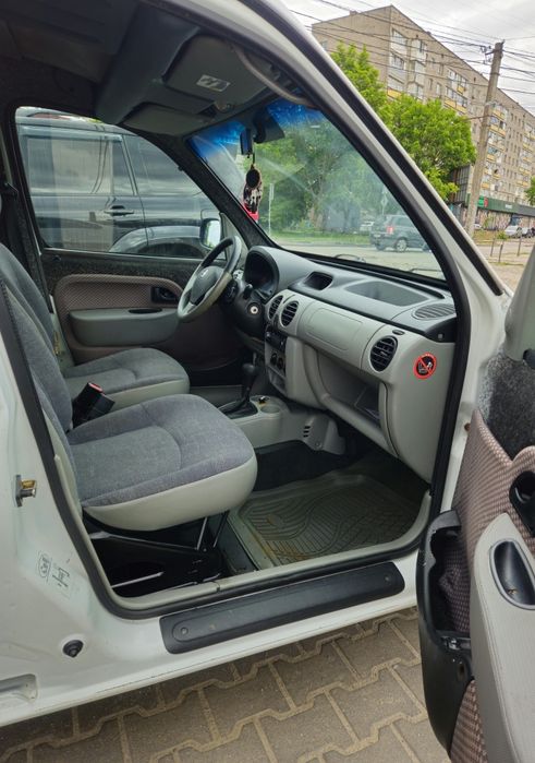Nissan  1.6 газ/бензин АВТОМАТ