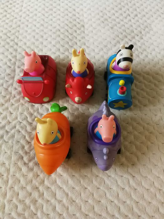 Zestaw małych samochodzików z kolekcji Świnki Peppy.