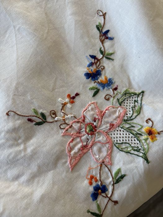 Toalha de mesa bordada a mão e 7 guardanapos