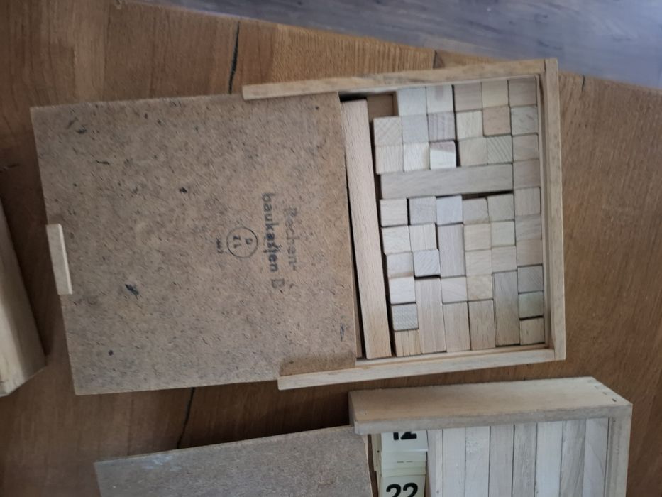 Zabytkowe drewniane klocki w pudełku 7 zestawów