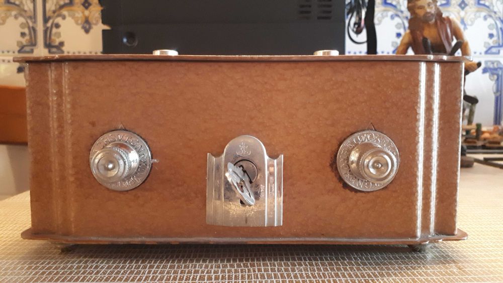 Cofre com segredo e chave