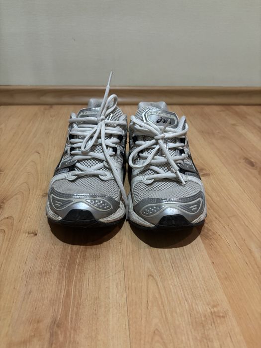 Кросівки asics.