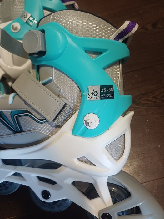 Patins em linha com capacete de proteção