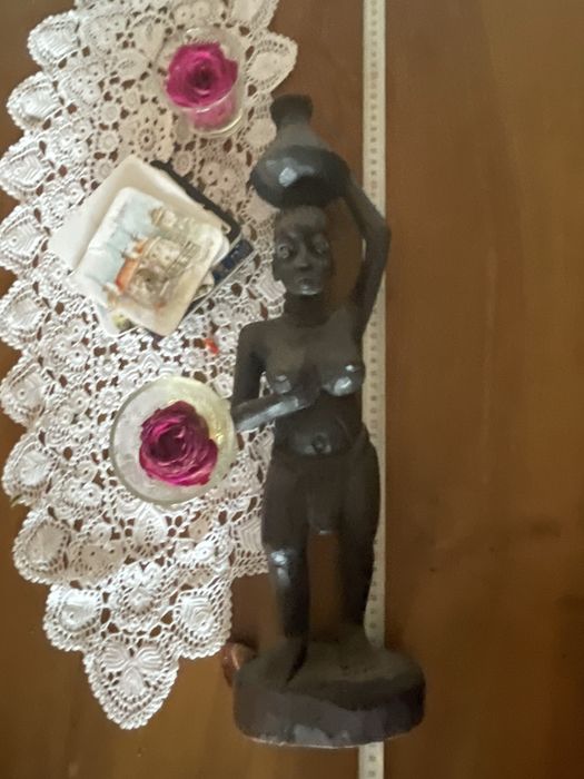 Afrykańska figurka kobieta z dzbanem na głowie