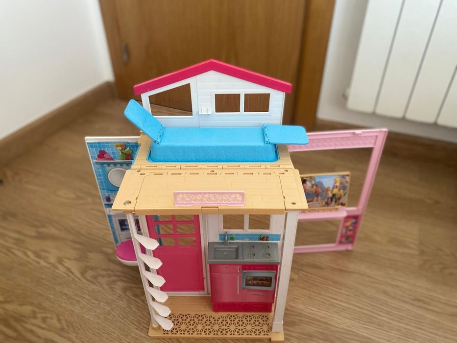 Casa da Barbie dobrável — em ótimo estado e pronta para brincar!