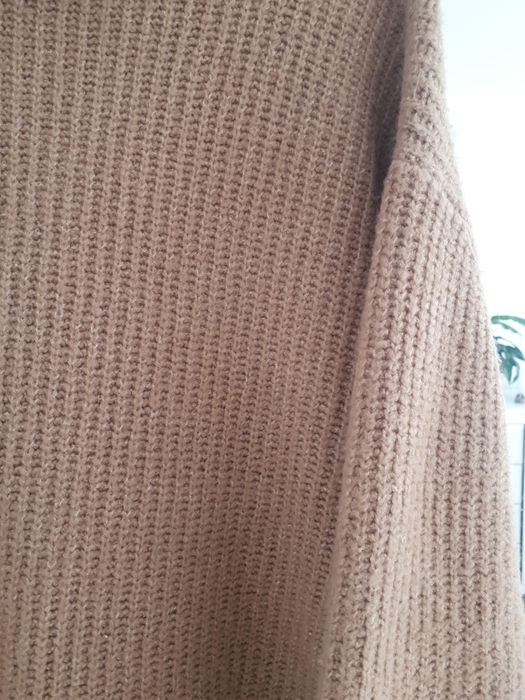 Brązowy sweter z golfem Zara