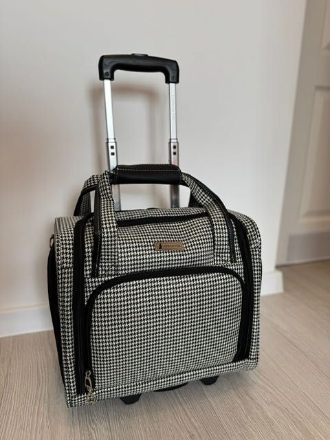 Walizka na kółkach bagaż podręczny.
