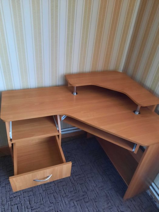 Стіл письмовий кутовий