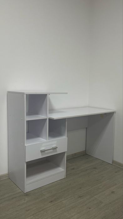 Стіл письмовий білий