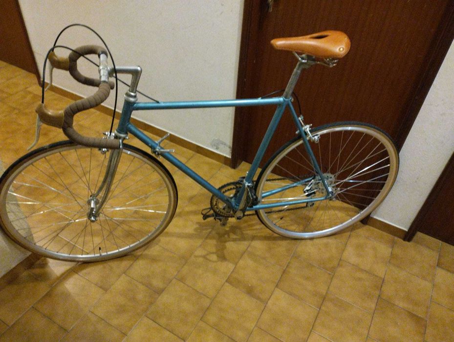 Bicicleta de corrida antiga restaurada