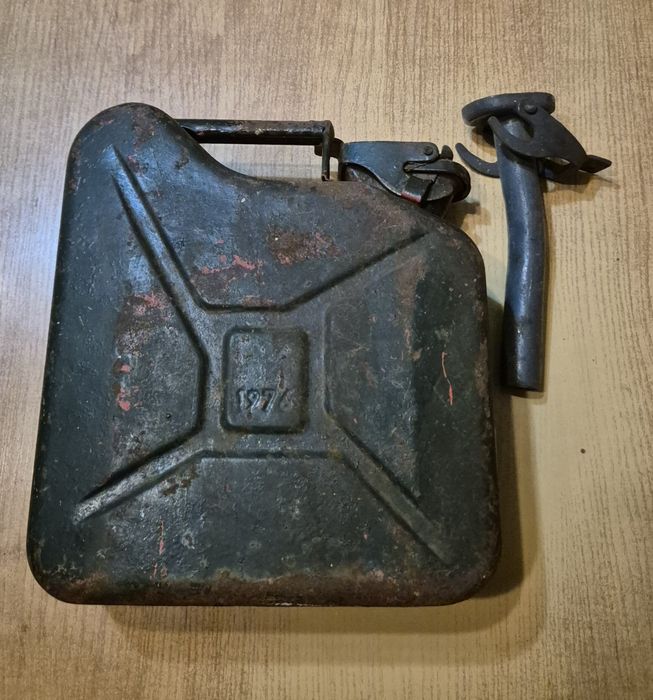 Kanister 5L plus lejek.