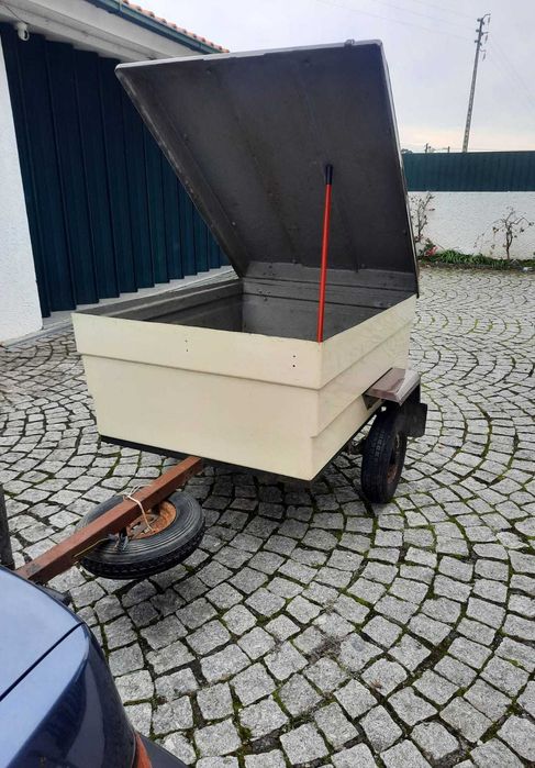 Atrelado / Reboque com tampa