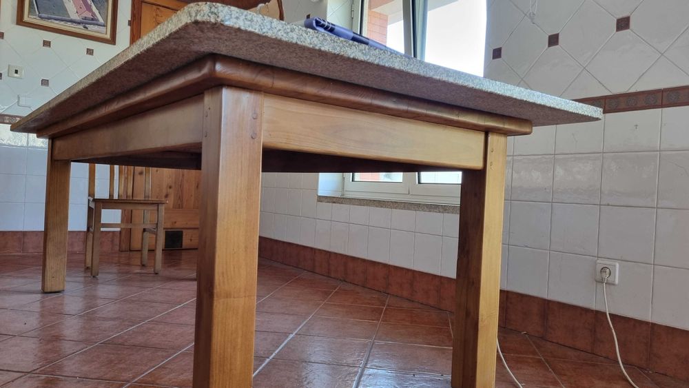 Mesa de madeira com cobertura de granito