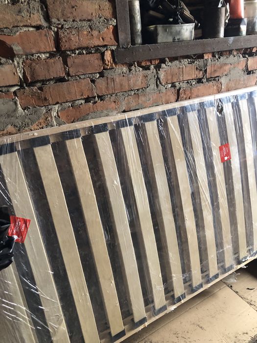 Кровать з масиву дерева з матрасом