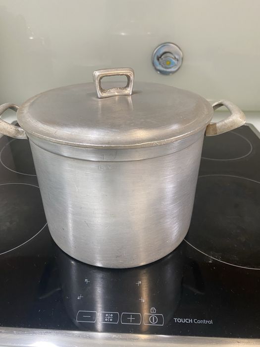 Vendo tachos e panela em ferro fundido