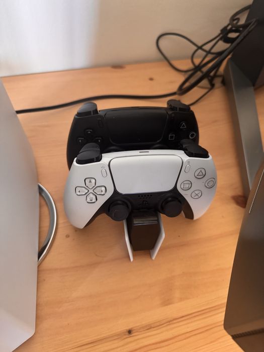 Playstation 5( PS5) + 2 comandos + base carregadora + 2 jogos