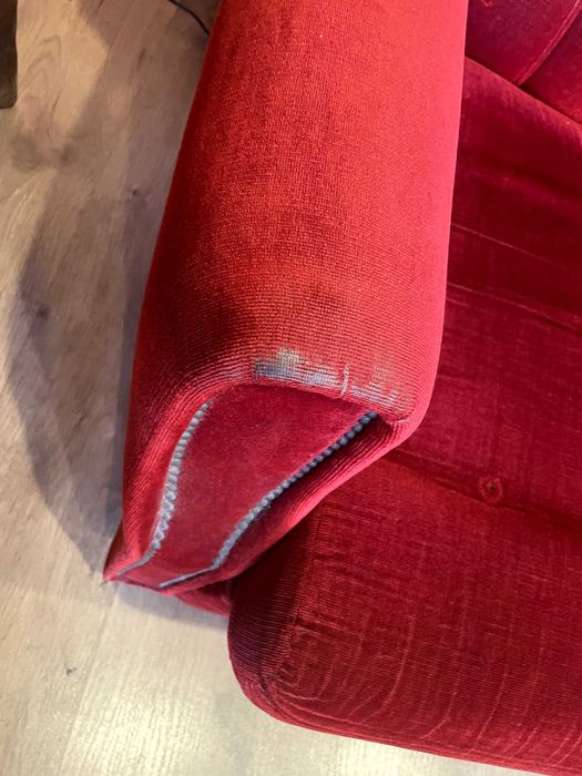 Sofa cama em veludo vermelho