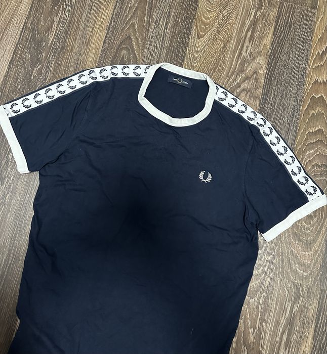fred perry футболка на лампасах