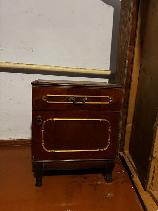 Продам вживані меблі дешево.Тумбочки,ліжко,шкаф,столик та дзеркало.