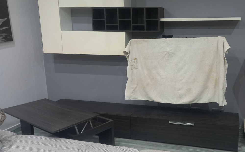 Móvel de sala com estante de parede e mesa de centro