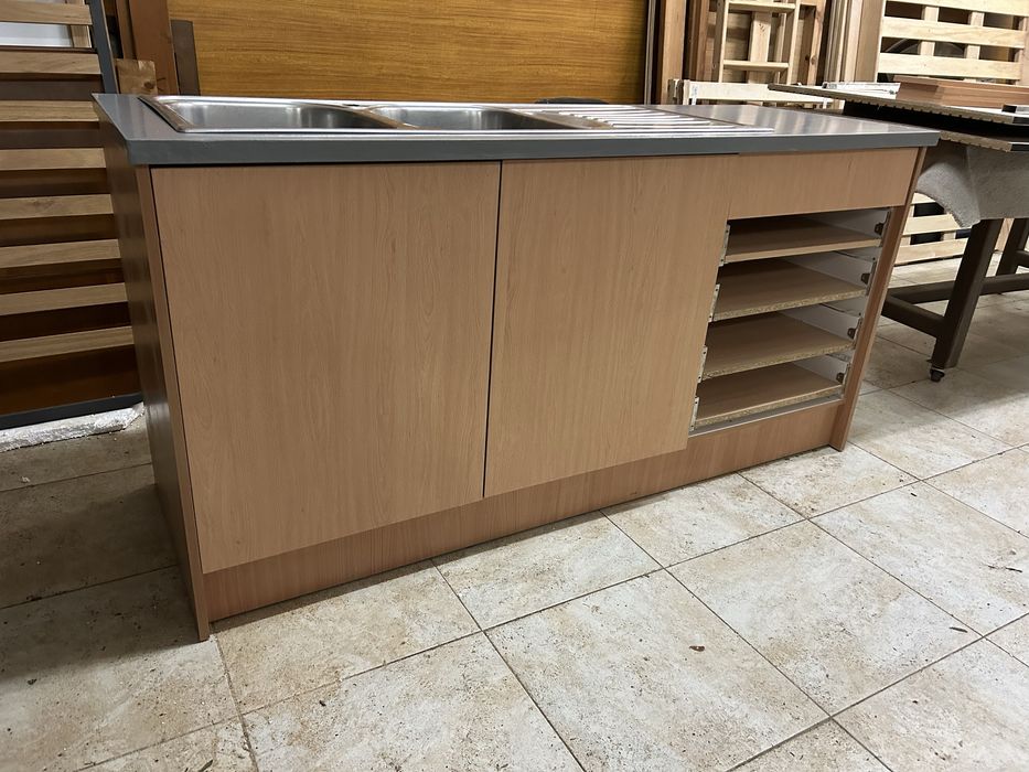 Balcão com lava loiça.