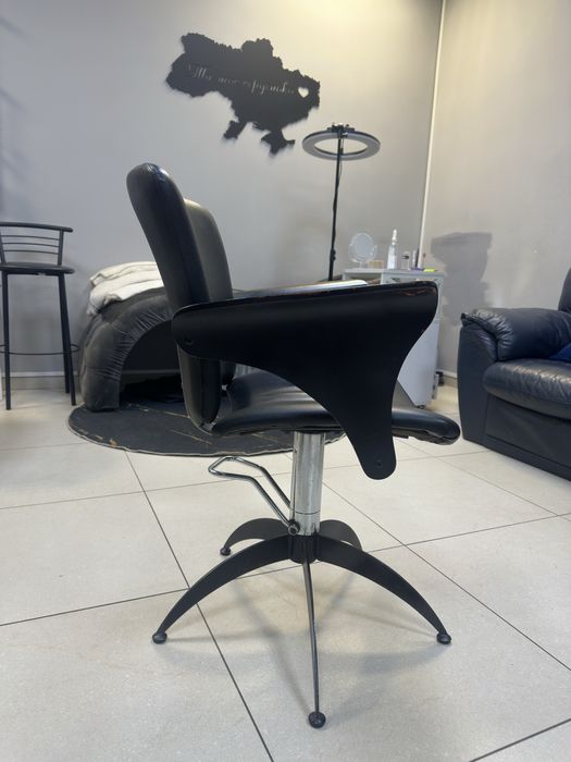 Стілець перукарський регулюється