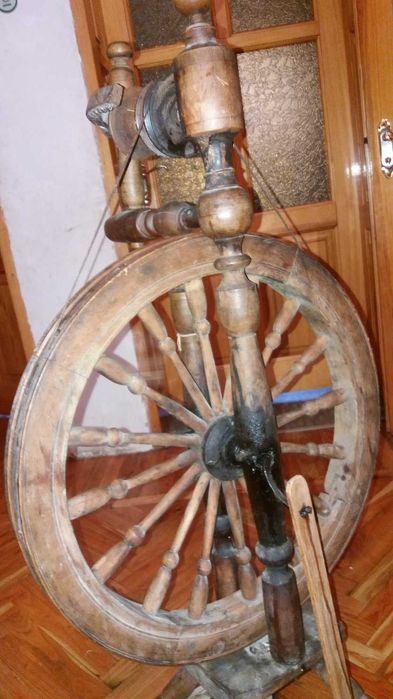 старовинні прядка  для  вовни  та  веретено