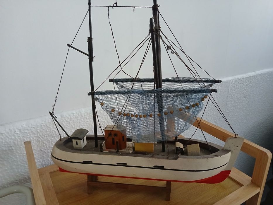 Barco em madeira de colecção com 40 cm de comprimento