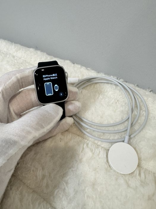 Apple watch 4 40mm Silver акумулятор 100%