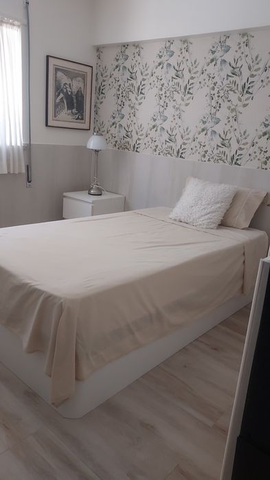 Quarto tranquilo em S.P. Estoril.5 minutos a pé da estação e 8 da praia. Ambiente calmo, cozinha p/refeições leves,c.banho ampla partilhada. Serviços.