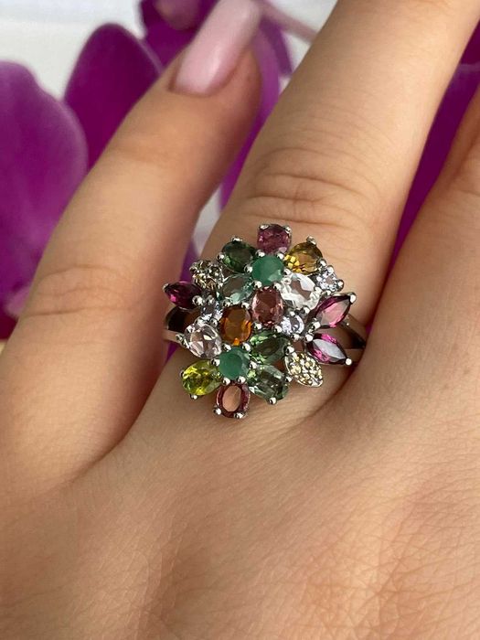 Кольцо из серебра 925 пробы с натуральными камнями 17.75