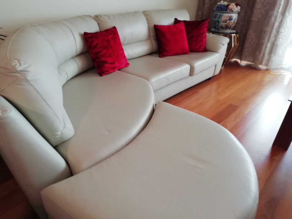 Sofá em pele bege claro