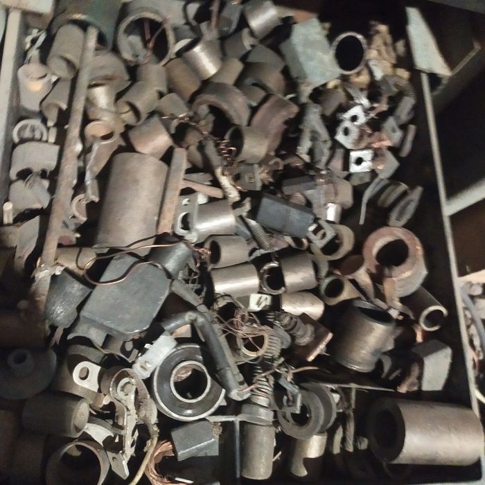 Продам тиски и метизы