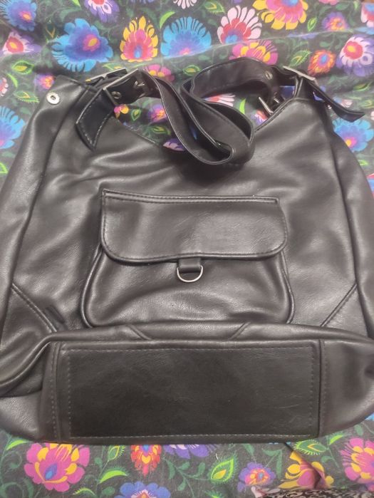 Torebka w kolorze czarnym. Pomieści format A4.