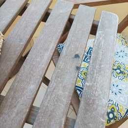 Mesa madeira e 2 cadeiras - precisa levar verniz - tudo 30€