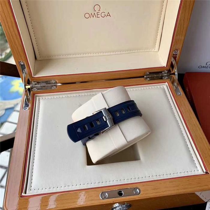 Годинник Omega Seamaster Diver 300M, likely the "James Bond" limited edition black